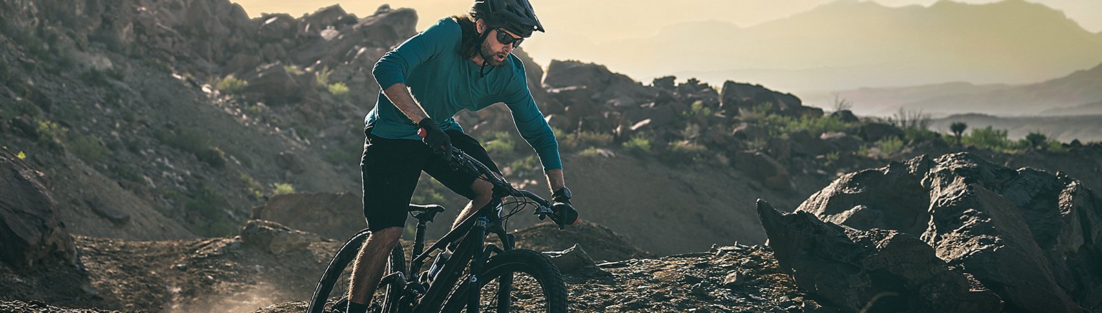 2-Garmin-fenix-bantr-7-Solar-Sapphire